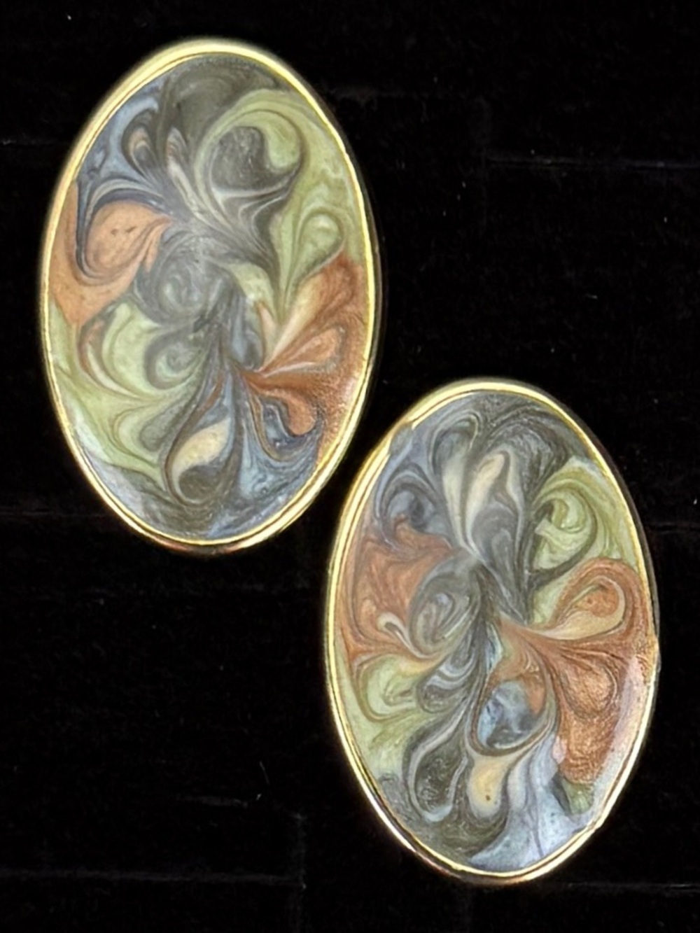 Gorgeous vintage, lightweight goldtone painted swirl pierced earrings